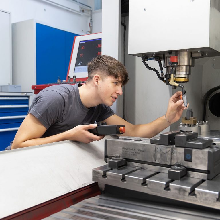 The picture shows an apprentice in metal engineering in the tool shop of PAYER Austria