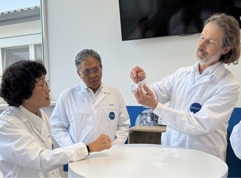 PAYER Leader shows medical products to Malaysian Ambassador.